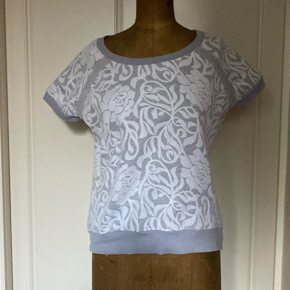 SHORT SLEEVES TOP BY MIHOS. SIZE M .
